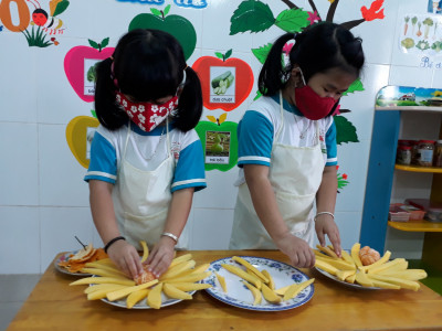 Bé tập làm người lớn!