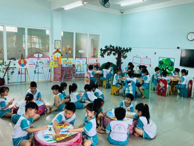 BÉ THI VẼ TRANH CÙNG BẠN