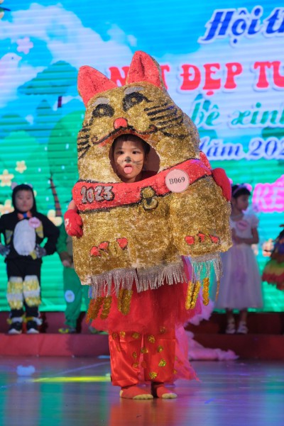 Các bé trường MN Tuổi Xanh tham gia Hội thi “Nét đẹp tuổi thơ – Búp bê xinh ngoan” tỉnh Bình Dương năm 2023.