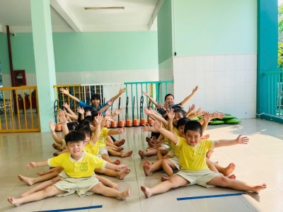KHỐI CHỒI THAM GIA TRÒ CHƠI VẬN ĐỘNG “CHÈO THUYỀN”