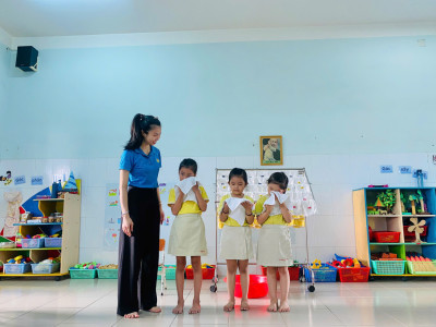 RÈN LUYỆN THAO TÁC VỆ SINH LAU MẶT CÙNG CÁC BÉ LỚP LÁ 1