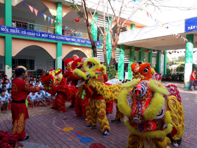 Các bé háo hức xem múa Lân đầu năm mới 2018