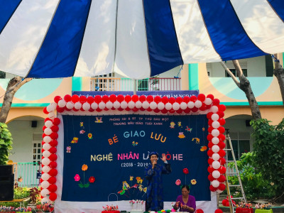 Các cháu giao lưu với nghệ nhân làm Tò he năm học 2018-2019