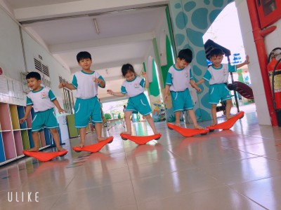 Bé chơi các trò chơi vận động