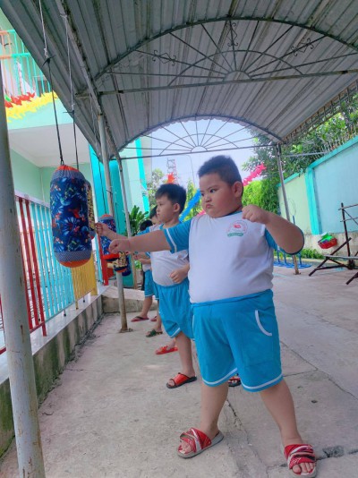 Bé thỏa sức vui chơi và trải nghiệm ngoài trời