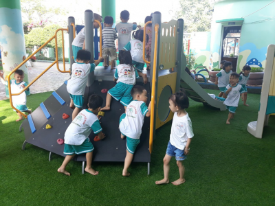 Cùng bé tham gia những trò chơi ở giờ hoạt động ngoài trời