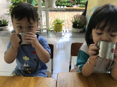 Bé yêu đang uống sữa