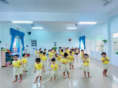 VẬN ĐỘNG THEO NHẠC