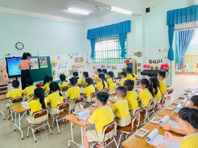 HOẠT ĐỘNG VẼ TRANH ĐẦY MÀU SẮC CỦA CÁC BÉ LỚP LÁ 1