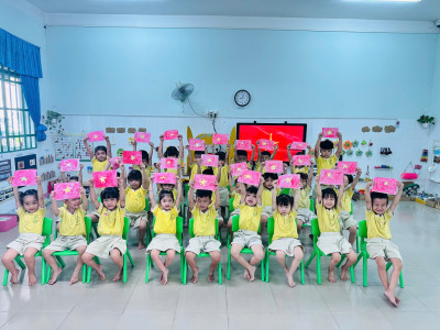 HOẠT ĐỘNG TẠO HÌNH “VẼ LÁ CỜ VIỆT NAM”