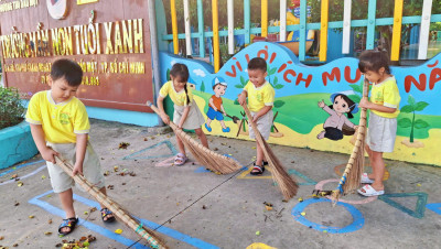 🌿✨ Chổi nhỏ – việc to: Chồi 3 cùng nhau giữ sân trường thật xinh! ✨🌿