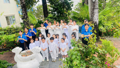 Trường Mầm Non Tuổi Xanh dâng hương tại đài tưởng niệm anh hùng liệt sĩ - Hoạt động tri ân hướng tới ngày 22/12