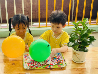 🎈 Hoạt động thử nghiệm “Bóng bóng hút giấy” – Lớp Chồi 2 🎈