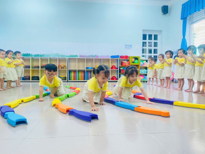 🌈 Cùng bé Mầm 1 vui vận động với “Bò dích dắc”