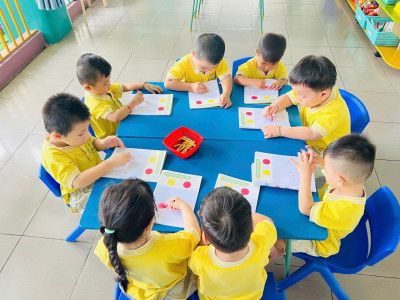 Hoạt động làm quen với toán- Ôn hình vuông, hình tròn