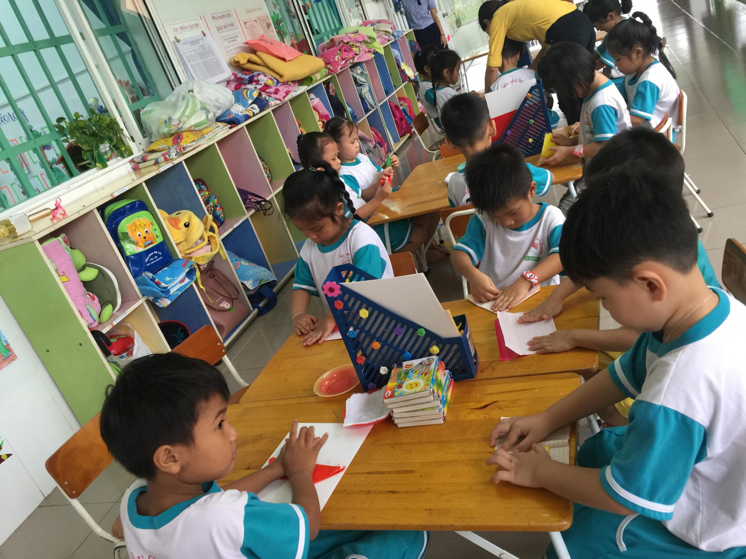 Chúng mình hãy cùng nhau gấp những chiếc thuyền thật xinh xắn để ra thăm các chú hải quân ngoài biển đảo nhé!