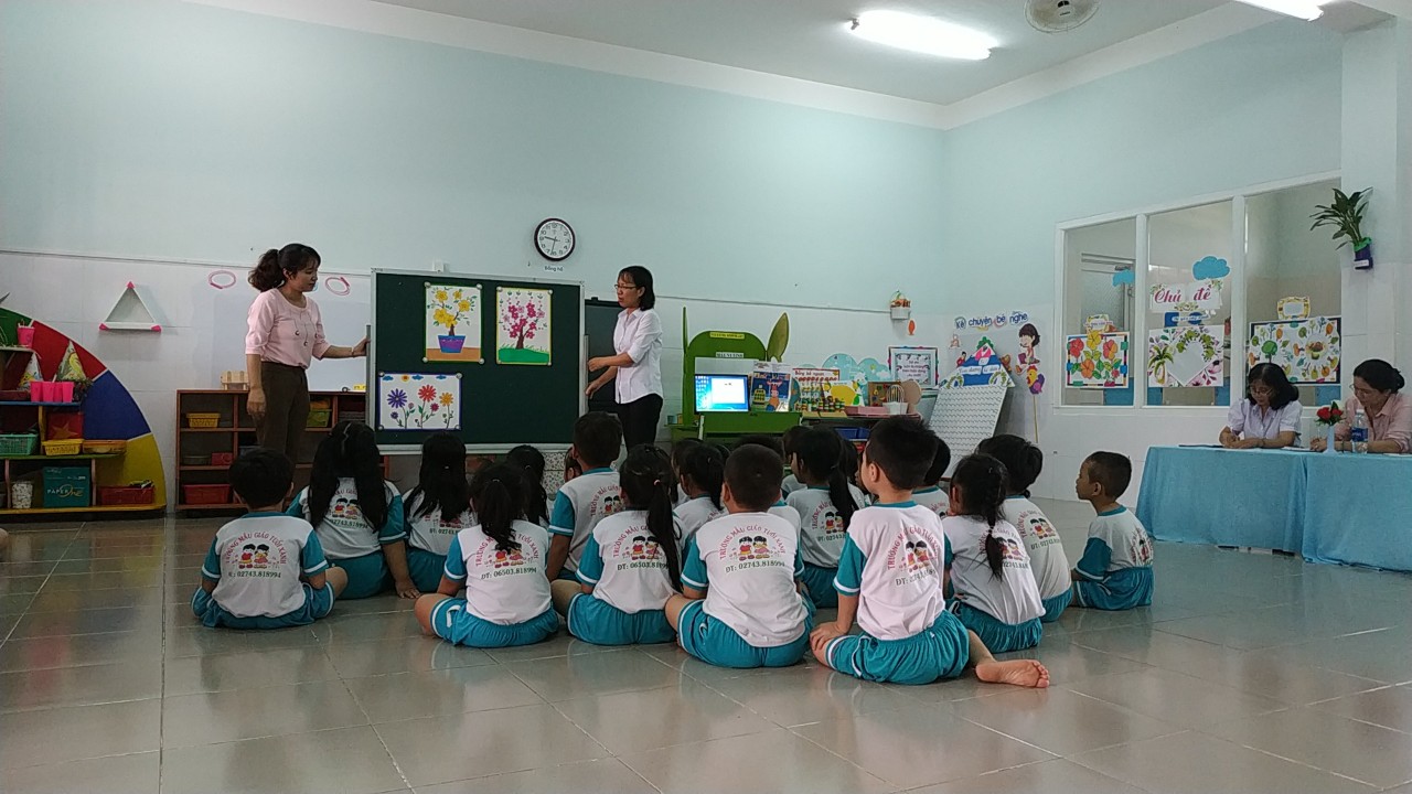 Các bé đang xem tranh mẫu của cô về ngày tết