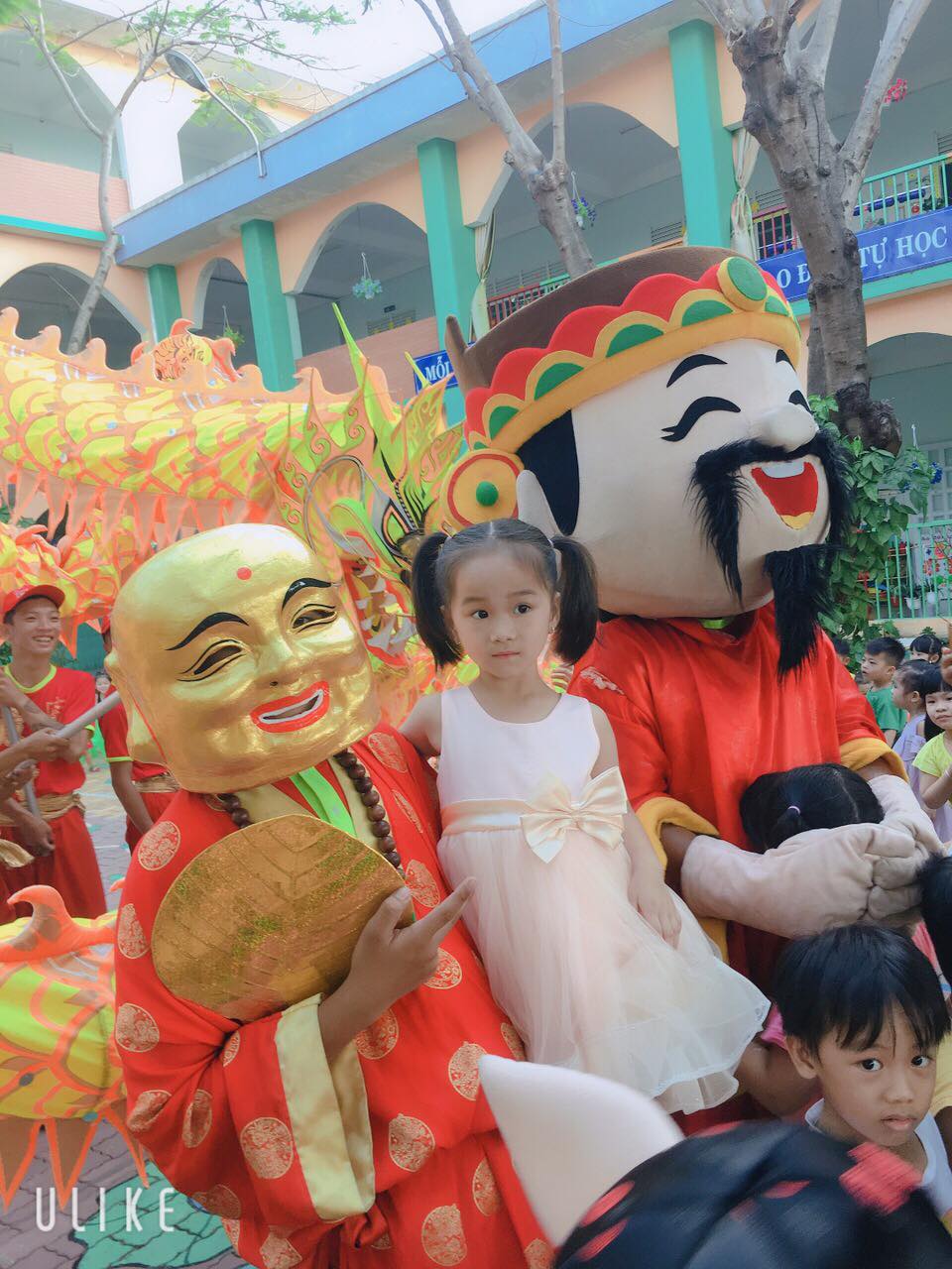 Các bé trường Mẫu giáo Tuổi Xanh háo hức xem múa lân đầu xuân Kỷ Hợi 2019