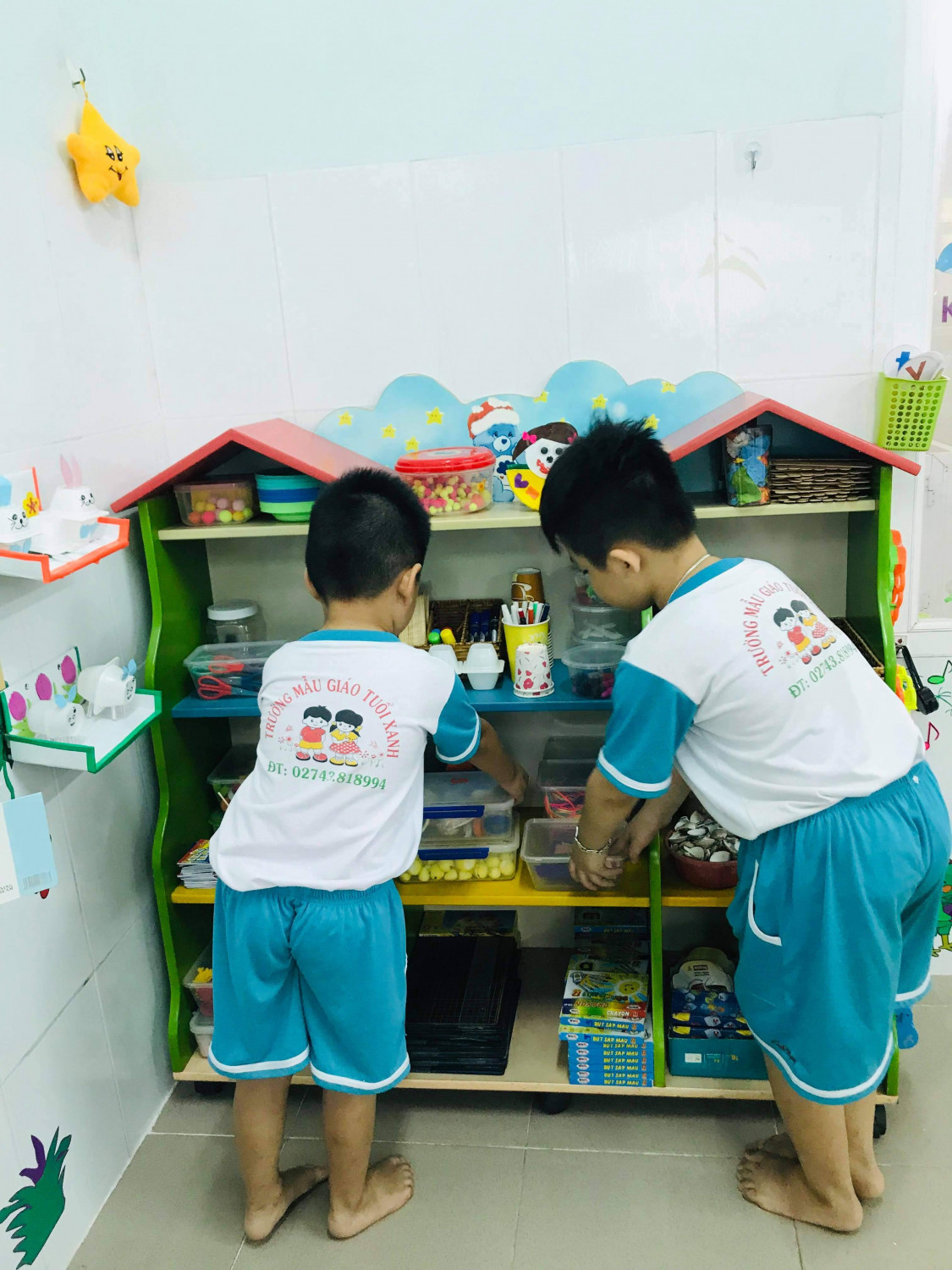 Trẻ phụ dọn dẹp và cất đồ dùng lên kệ