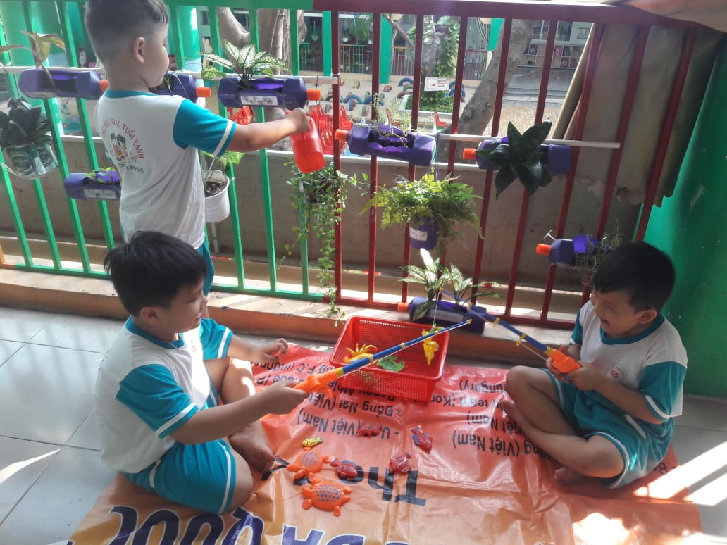 Trẻ chăm sóc tưới nước cho cây.