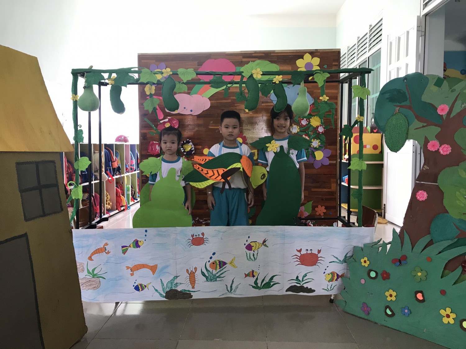 Bé hứng thú khi tham gia hoạt động làm quen văn học biểu diễn thơ