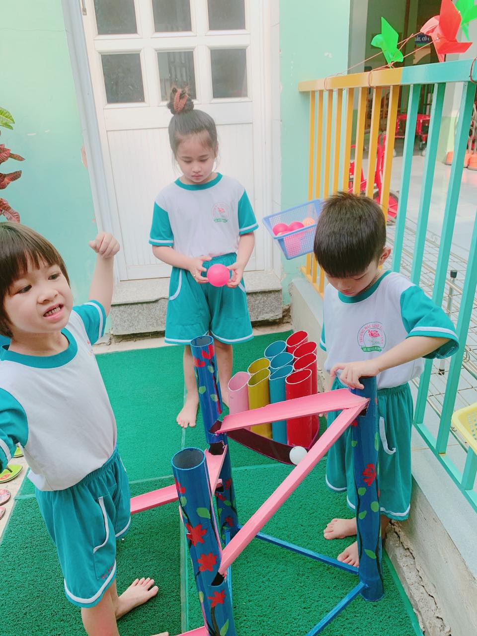 Sân trường rộn tiếng cười