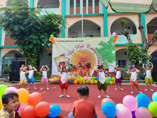Bé vui hội trăng rằm