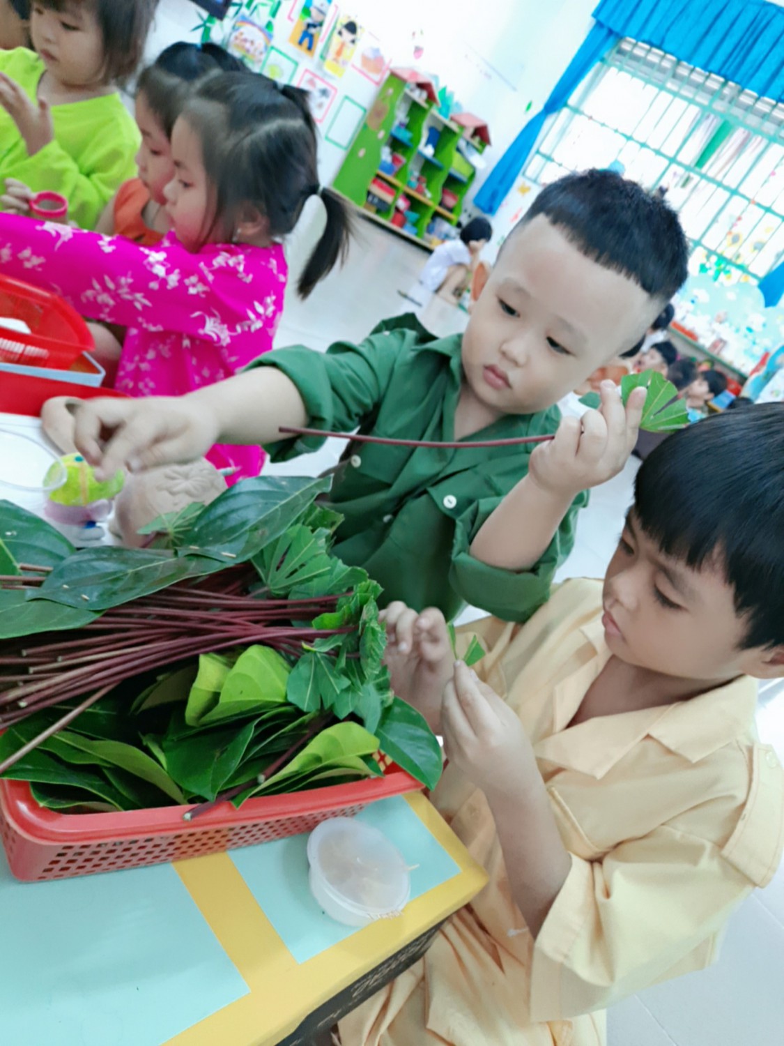 Hoạt động vui chơi của trẻ ở trường mầm non.