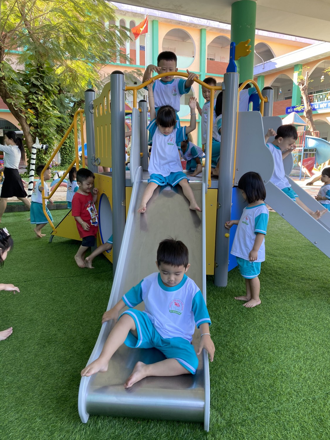 Những hoạt động cha mẹ nên vui chơi cùng bé cho sự phát triển toàn diện
