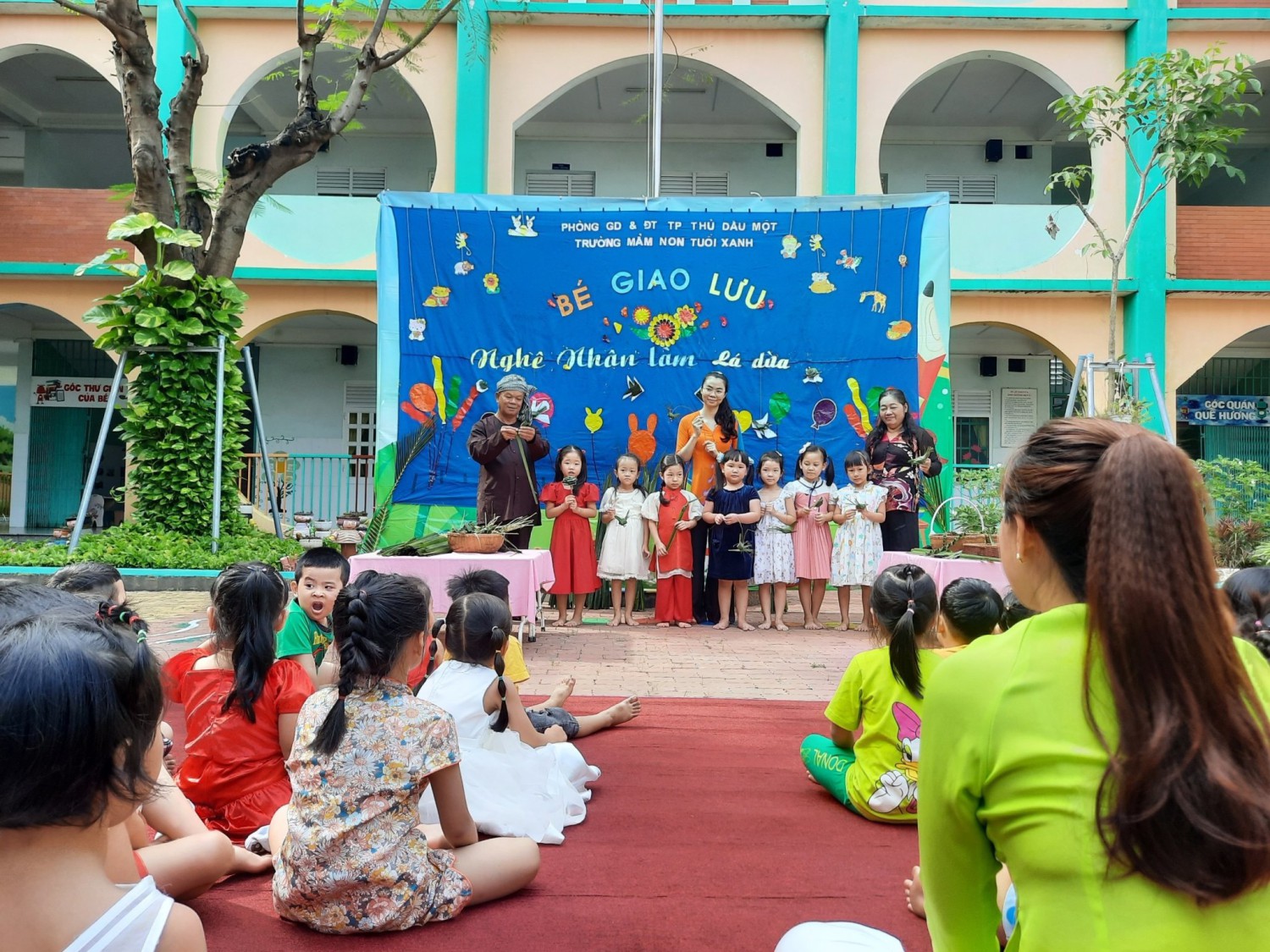 Giao lưu với nghệ nhân tạo hình bằng lá dừa
