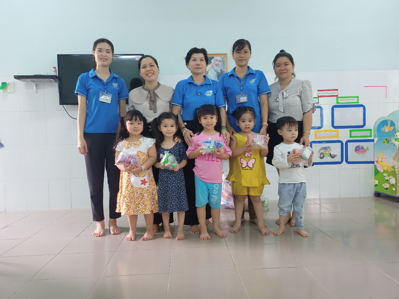 Hội Liên Hiệp Phụ Nữ Phường Chánh Nghĩa đến thăm và tặng quà 1/6 cho các cháu trường Mầm Non Tuổi Xanh