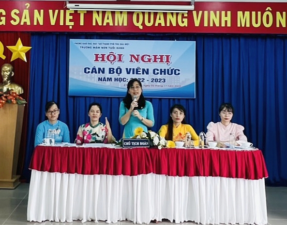 Chủ tọa điều hành hội nghị