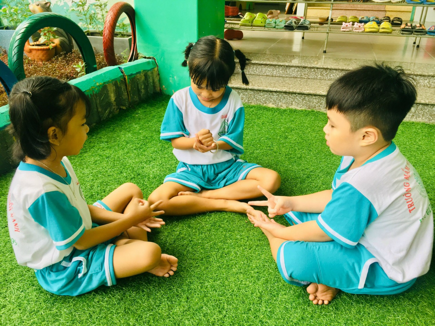 CÁC BÉ TRÒ CHUYỆN VỚI NHAU KHI CHƠI