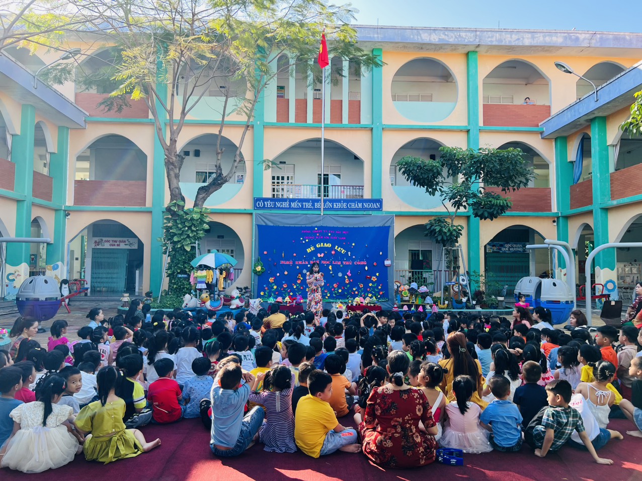 Các bé trường MN Tuổi Xanh trải nghiệm với chất liệu len và nghề đan móc thủ công
