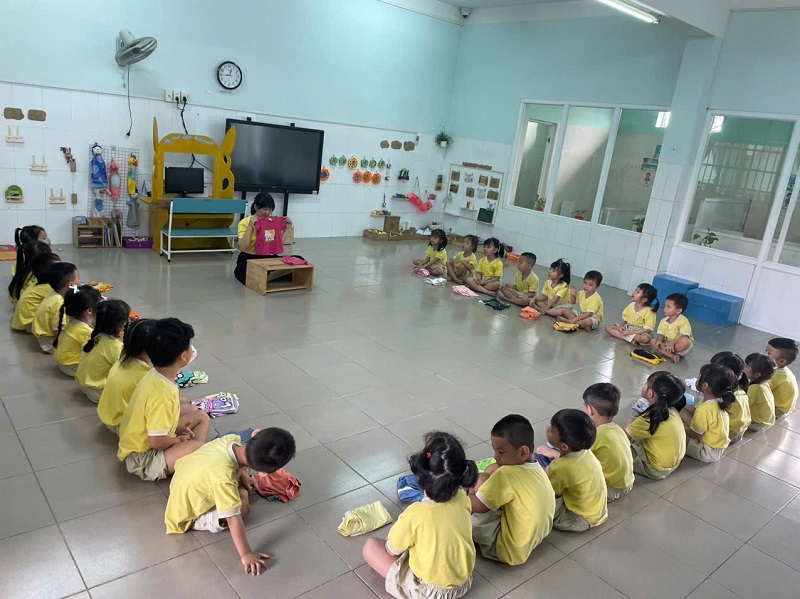 THAO TÁC XẾP QUẦN ÁO