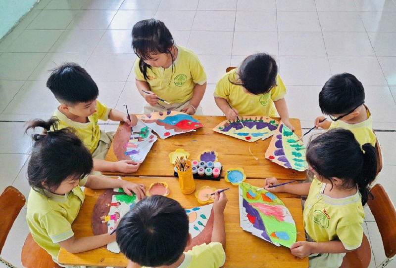 Các Bé Lớp Chồi 3 Trổ Tài Vẽ Và Tô Màu Nước Trong Tiết Học Tạo Hình