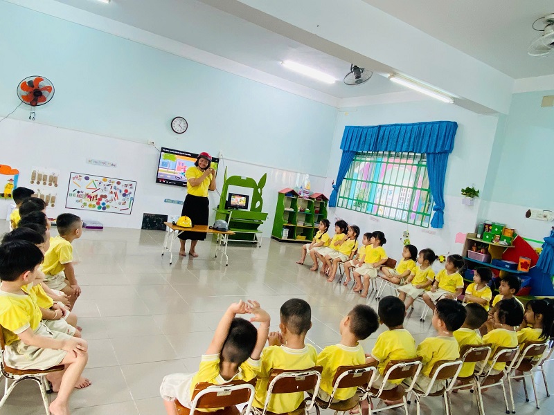 Kỹ năng sống “ Đội mũ bảo hiểm đúng cách”
