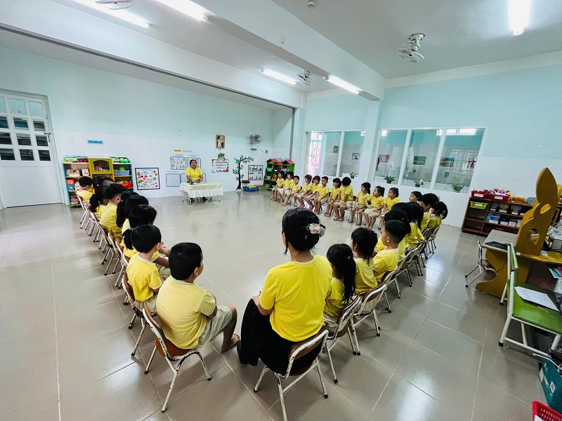 HOẠT ĐỘNG NÊU GƯƠNG CẮM CỜ TẠI LỚP LÁ 4 – KHEN THƯỞNG VÀ KHÍCH LỆ TRẺ NGOAN
