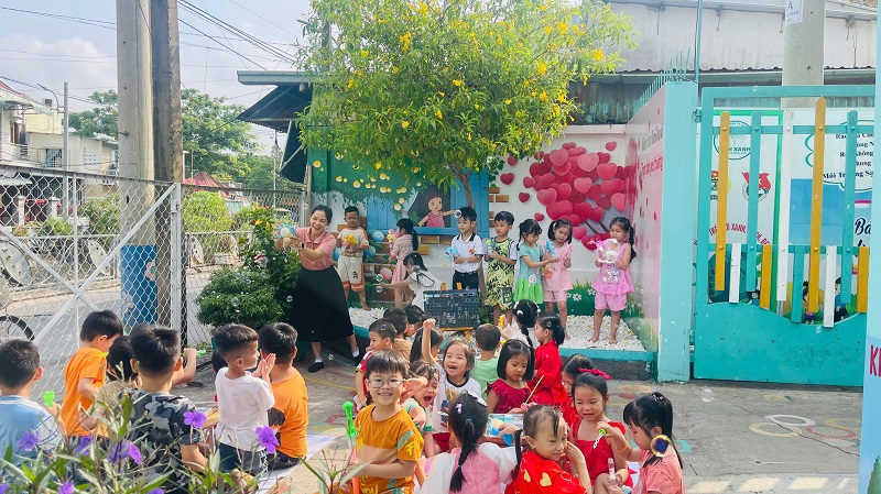 Bong bóng xà phòng và nụ cười trẻ thơ