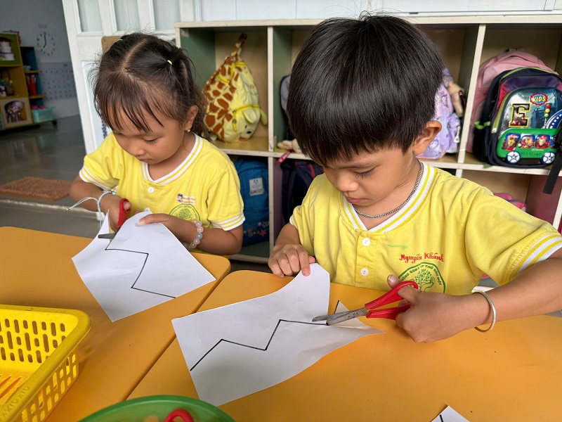 RÈN KỸ NẰNG SỬ DỤNG KÉO