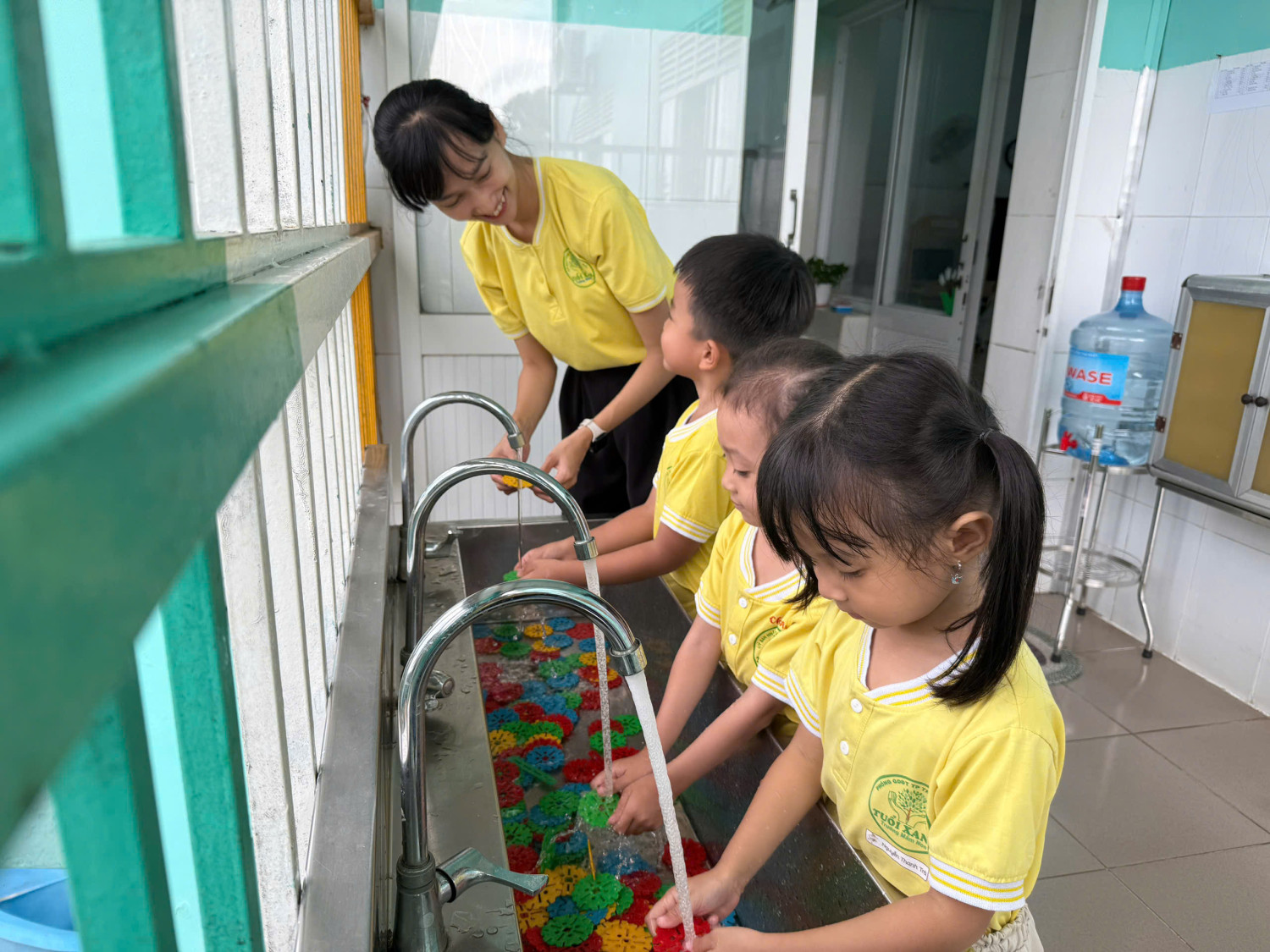“Giữ gìn trường lớp xanh – sạch – đẹp cùng các bé lớp Lá 3 nhé"