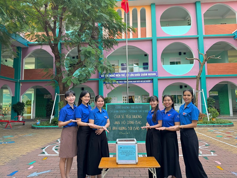 Ủng hộ đồng bào miền Trung bị ảnh hưởng bởi bão số 10 (Bualoi)