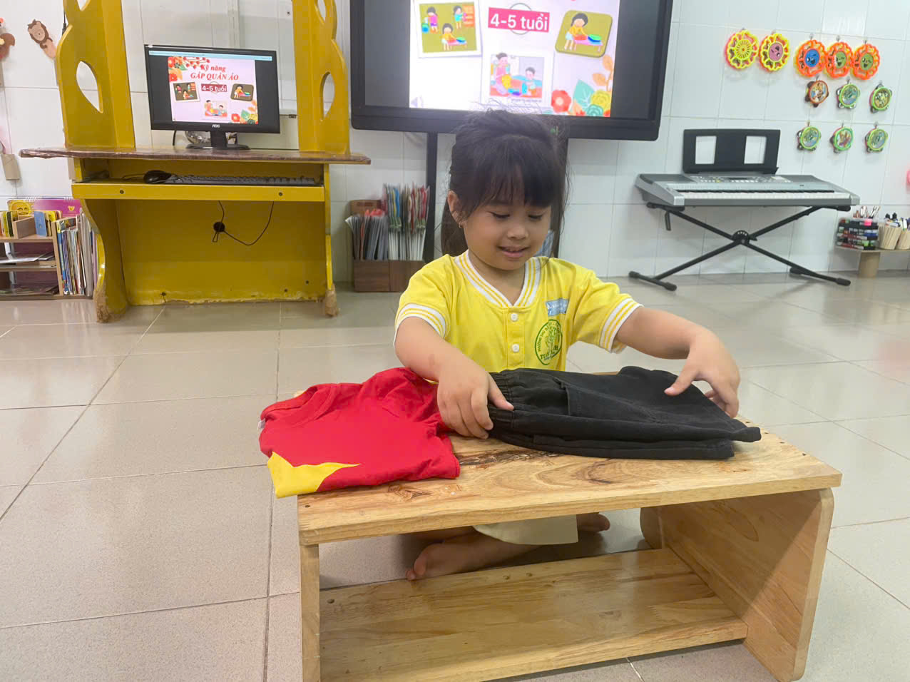 Hoạt động kỹ năng sống: XẾP QUẦN ÁO