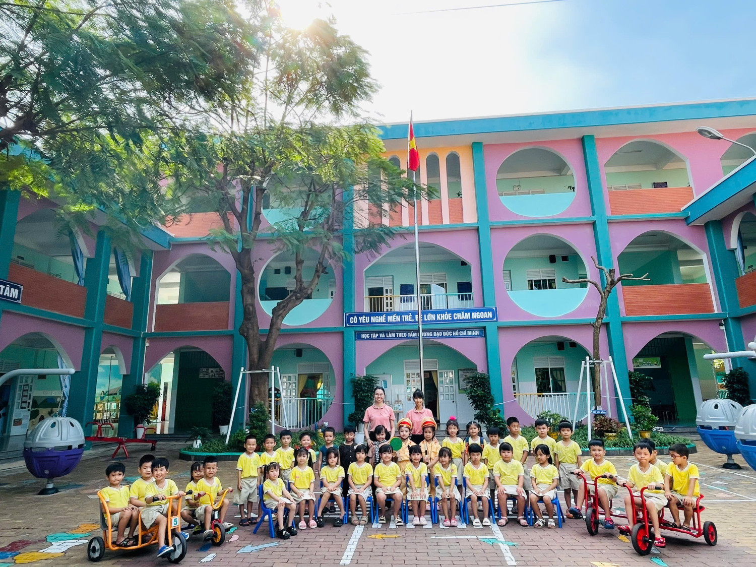 🌈 Bé Lá 1 học kỹ năng tham gia an toàn giao thông 🚦