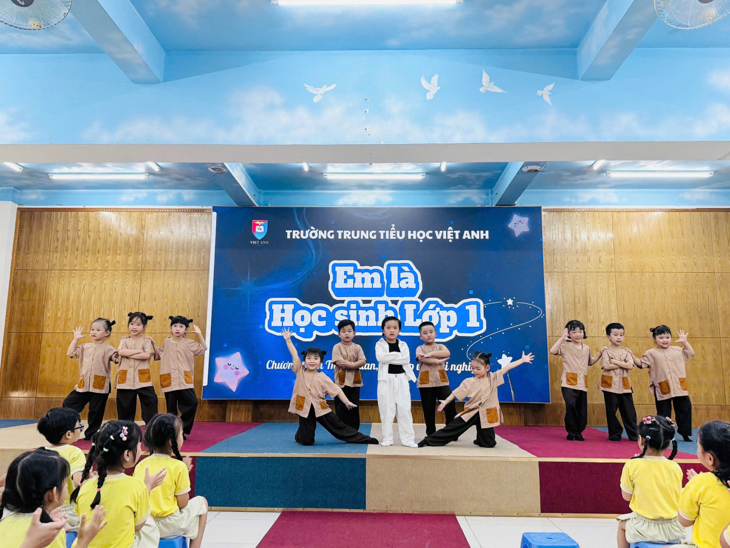 Hoạt động tham quan trường Tiểu học Việt Anh của các bé khối Lá