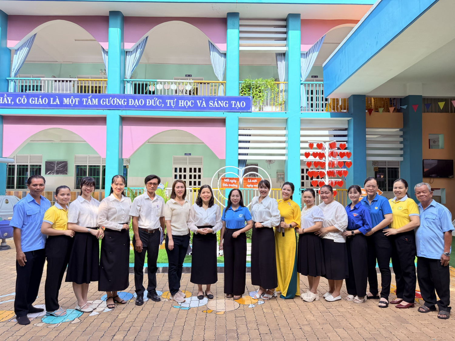 Trường mầm non Tuổi Xanh hưởng ứng phong trào xây dựng công trình "Thành phố muôn sắc hoa" năm 2026