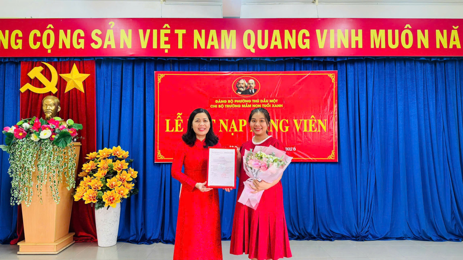 Trường mầm non Tuổi Xanh tổ chức lễ kết nạp Đảng viên mới