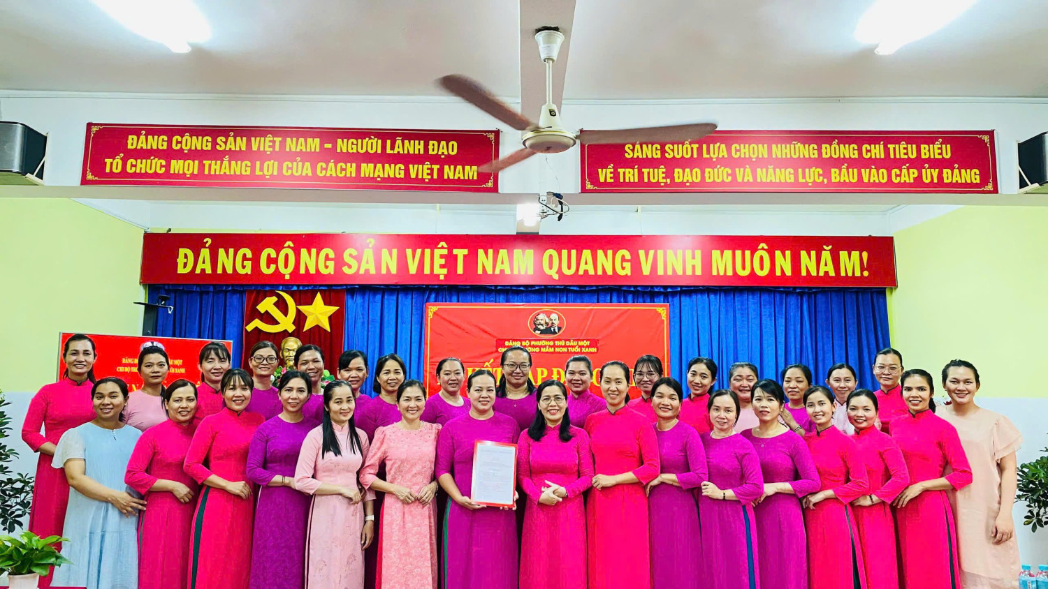 CHI BỘ TRƯỜNG MẦM NON TUỔI XANH TỔ CHỨC LỄ KẾT NẠP ĐẢNG VIÊN MỚI